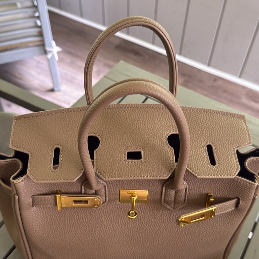 Elegant Tan Leather Handbag - Picture 2 of 8